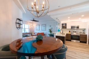 Nhà bếp/bếp nhỏ tại Waterfront Stateroom CC-305