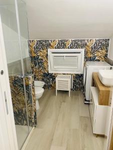 y baño con aseo, radiador y lavamanos. en PsApart, en Augusta 23 fotos más