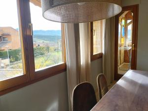 Aires de Horta في هورتا دي سان خوان: غرفة طعام مع طاولة ونافذة كبيرة