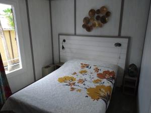 Un pat sau paturi într-o cameră la Bungalow 36- Pointe Faula