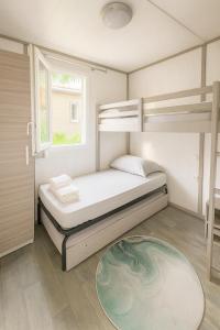 Un pat sau paturi într-o cameră la Bungalow 36- Pointe Faula