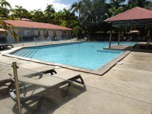 Piscina de la sau aproape de Bungalow 36- Pointe Faula +30 fotografii