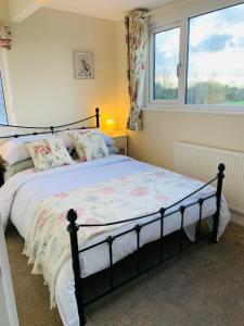 une chambre avec un lit et une fenêtre dans l'établissement Wardenlea, à Scorton