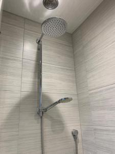 une douche avec pommeau de douche dans une salle de bain dans l'établissement Wardenlea, à Scorton 40 autres photos