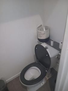 ein Badezimmer mit einer weißen Toilette und einem schwarzen Sitz in der Unterkunft Le charles in Paris