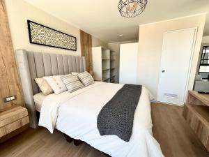 Ένα ή περισσότερα κρεβάτια σε δωμάτιο στο New condo apartment - 1 Queen +1 φωτογραφίες