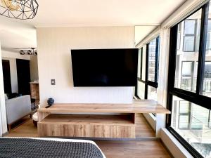 Μια τηλεόραση ή/και κέντρο ψυχαγωγίας στο New condo apartment - 1 Queen