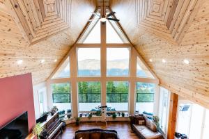 Blue Horizon Mountain Retreat B&B في Shawnigan Lake: غرفة معيشة كبيرة مع نافذة كبيرة