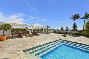 Swimmingpoolen hos eller tæt på 1 Bedroom Waterfront Apartment - Rooftop Pool & Spa