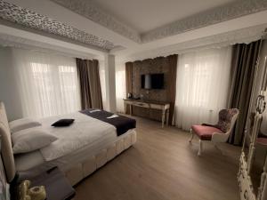 SteelOtel في قيصري: غرفة نوم بها سرير ومكتب وتلفزيون