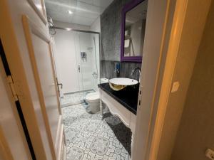 SteelOtel في قيصري: حمام مع حوض ومرحاض +28 صورة