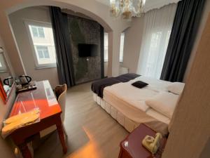 SteelOtel في قيصري: غرفة نوم مع سرير ومكتب مع مكتب