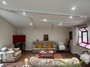 Et opholdsområde på Casa Corrales with Beautiful Church Views