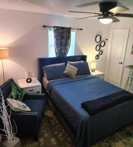 Un pat sau paturi într-o cameră la Private 1 Bedroom Suite Near Orlando Attractions