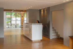 a woman standing at a counter in a lobby at Pousada e Cerimonial Itamaraty in Pedra Azul +98 photos