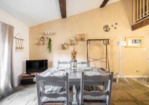 Una televisión o centro de entretenimiento en Magnifique cocoon 2 - 4 personnes au Centre Beaucaire - cocoon 4