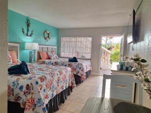 Кровать или кровати в номере Blind Pass Resort Motel +145 фотографий