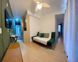 ニテロイにあるApartamento Inteiro Novo Praia, 2 Varandas, Piscina e Vista Parcial MACの部屋の中にソファがあるリビングルーム