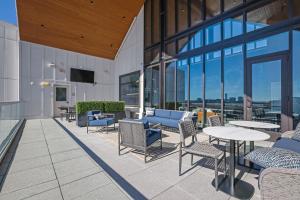 Luxury 2-Bedroom Apartment Near The Battery Atlanta with Pool, Sky Lounge & Free Parking في أتلانتا: فناء في الهواء الطلق مع طاولات وكراسي ونوافذ