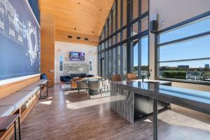 Luxury 2-Bedroom Apartment Near The Battery Atlanta with Pool, Sky Lounge & Free Parking في أتلانتا: ردهة مع غرفة طعام وغرفة معيشة