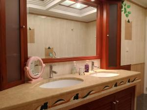 Et badeværelse på Villa Marga Luxury Retreat + 57 billeder