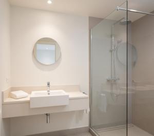 un bagno bianco con lavandino e doccia di Veranda Hotel Ölüdeniz a Fethiye