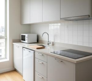 una cucina bianca con un lavello e un forno a microonde di Veranda Hotel Ölüdeniz a Fethiye Altre 12 foto