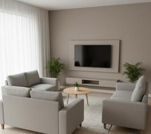 un soggiorno con due divani e una TV di Veranda Hotel Ölüdeniz a Fethiye