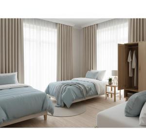 una camera da letto con due letti e una finestra di Veranda Hotel Ölüdeniz a Fethiye