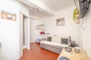 a living room with a couch and a table at Studio cosy et lumineux Centre de Beaucaire - cocon 3 in Beaucaire