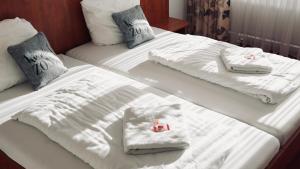 Postel nebo postele na pokoji v ubytování Gästehaus Tilly Hotel