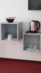 Příslušenství pro přípravu čaje a kávy v ubytování Gästehaus Tilly Hotel