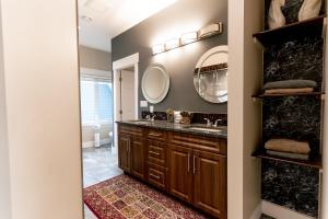 Blue Horizon Mountain Retreat B&B في Shawnigan Lake: حمام مزود بحوض ومِرآة +49 صورة