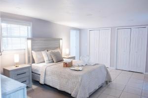 een slaapkamer met een bed met een doos erop bij Home Luxury in Tampa