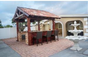een patio met een prieel en een fontein bij Home Luxury in Tampa