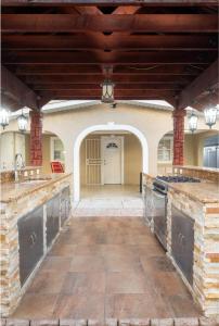 een buitenterras met stenen aanrechtbladen en een houten plafond bij Home Luxury in Tampa