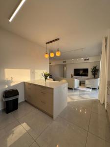 Η κουζίνα ή μικρή κουζίνα στο Sunset Home