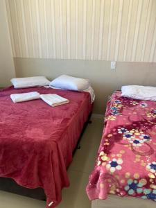 Ένα ή περισσότερα κρεβάτια σε δωμάτιο στο Suíte 1 com cama de casal,em apartamento compartilhado ar condicionado, tv, e Wi-fi -frigobar