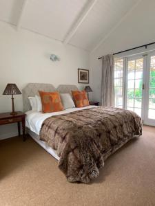 Кровать или кровати в номере Willow Weir River Cottage