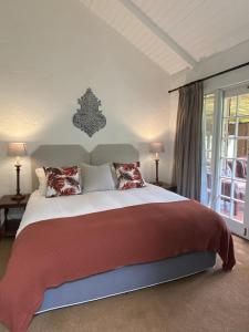 Кровать или кровати в номере Willow Weir River Cottage