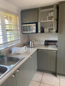 Кухня или мини-кухня в Willow Weir River Cottage
 +34 фотографии