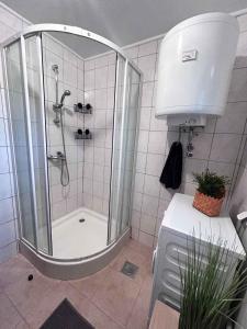 Ένα μπάνιο στο Holiday Home with A - C in Zgornji Leskovec 54833