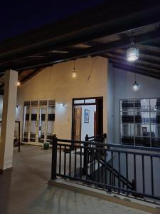 een lege kamer met een deur en een reling bij Victoria Heritage Inn - 2BR Fully Furnished Apartment in Digana