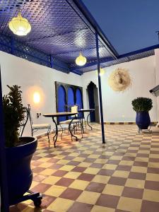 Riad Lalla Aicha في مراكش: غرفة على طاولة وكراسي في طابق متقاطع