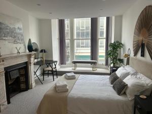 Ένα ή περισσότερα κρεβάτια σε δωμάτιο στο Station Bridge Collection - Flat 5