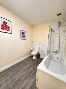 Ένα μπάνιο στο Cardiff Emerald Suite Contractors Sleeps 5