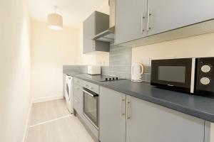 Η κουζίνα ή μικρή κουζίνα στο Cardiff Emerald Suite Contractors Sleeps 5 +4 φωτογραφίες