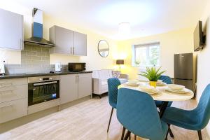 Η κουζίνα ή μικρή κουζίνα στο Cardiff Emerald Suite Contractors Sleeps 5