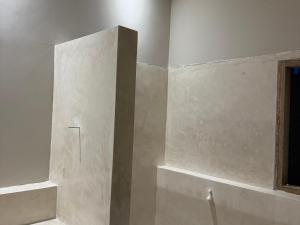 クタにあるZENARA lombokのバスルーム(バスタブ付)、窓が備わります。