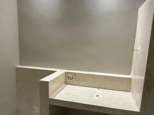 クタにあるZENARA lombokの部屋の棚のある空の壁